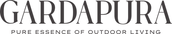 Gardapura – Pure essence of outdoor living. Logoabbildung von Gardapura, Online-Shop für hochwertige Gartenprodukte.
